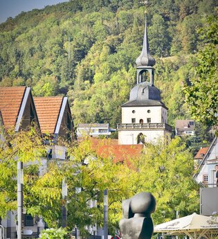 Blick auf die Innenstadt Künzelsau mit der Johanneskirche im Hintergrund. | © Touristikgemeinschaft Hohenlohe e. V. | Andi Schmid