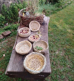 Körbe nähen aus Gräsern,  Binsen und Kräutern | © Bildungshaus Neckarelz