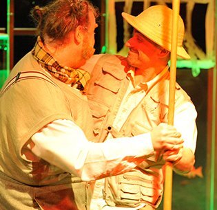 Zwei Schauspieler stellen eine Szene dar, Bär und Zoodirektor tanzen.