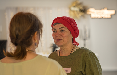 Kräuterfrau spricht mit Gast | © Stadt Bad Wimpfen