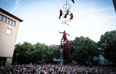 Künstlerinnen und Künstler führen hoch in der Luft die spektakuläre Krannummer auf | © Stadtverwaltung Crailsheim