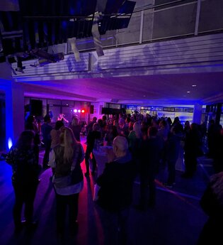 Eine Band tritt im Künzelsauer Rathausfoyer vor Publikum auf | © Touristikgemeinschaft Hohenlohe e.V. | Stadtverwaltung Künzelsau