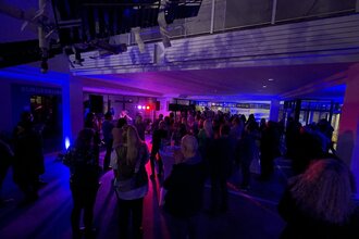 Eine Band tritt im Künzelsauer Rathausfoyer vor Publikum auf | © Touristikgemeinschaft Hohenlohe e.V. | Stadtverwaltung Künzelsau
