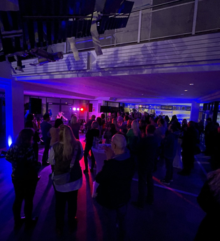 Eine Band tritt im Künzelsauer Rathausfoyer vor Publikum auf | © Touristikgemeinschaft Hohenlohe e.V. | Stadtverwaltung Künzelsau