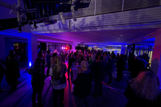 Eine Band tritt im Künzelsauer Rathausfoyer vor Publikum auf | © Touristikgemeinschaft Hohenlohe e.V. | Stadtverwaltung Künzelsau