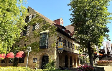 Außenansicht der Herzogskelter mit roten Markisen an einem sonnigen Tag | © Herzogskelter Güglingen