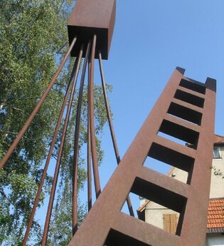 Skulptur "Haus auf Stelzen"