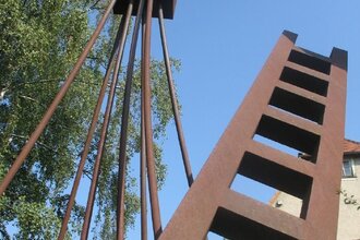 Skulptur "Haus auf Stelzen"