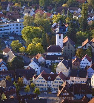 Luftaufnahme Kupferzell Ortskern (Häuser, Kirche) | © Touristikgemeinschaft Hohenlohe | Andi Schmid
