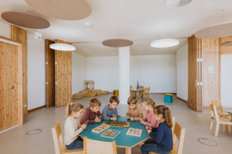 Kursstart Expertenakademie: Mission Sternencrew – Entdecken, bewegen und wachsen im Weltall | © Originalfoto von Nico Kurth, KI-bearbeitet
