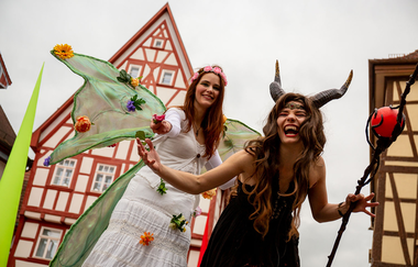 Stelzenläufer in den Altstadtgassen | © Stadt Bad Wimpfen