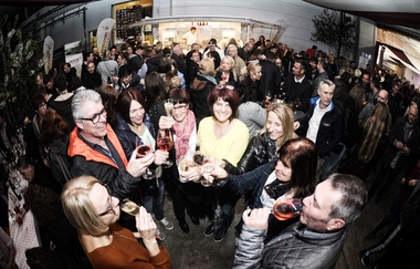 Menschen stoßen auf dem Weinfest an | © Lauffener Weingärtner