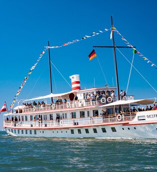 Art déco-Motorschiff Oesterreich
Oh, du Schöne.

Die Oesterreich ist bezaubernd, anmutig, charmant. Mit Leichtigkeit verführt sie ihre Gäste an Bord – seit 1928. Die klaren, schönen Linien, ganz im Stil der neuen Zeit und des Art déco, signalisieren Aufb | © Historische Schifffahrt Bodensee GmbH