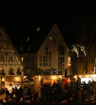 Blick von oben auf den Weihnachtsmarkt