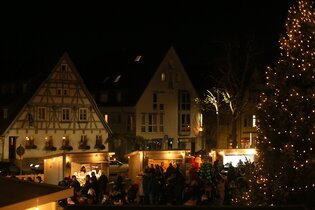 Blick von oben auf den Weihnachtsmarkt