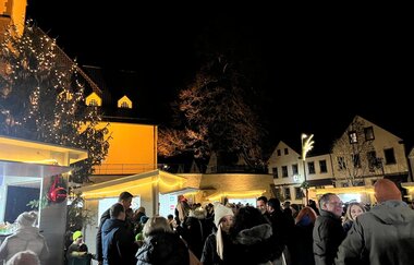 Menschen auf dem Weihnachtsmarkt in Leingarten