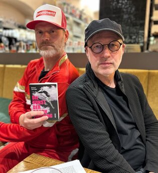 2 Personen mit Buch in der Hand | © Werkstattbühne Helmstadt