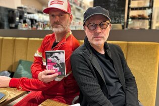 2 Personen mit Buch in der Hand | © Werkstattbühne Helmstadt