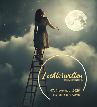 Eine Mädchen steht auf einer Leiter, im Hintergrund ist ein Nachthimmel mit Vollmond zu sehen. | © Tourist-Information Bad Mergentheim