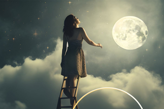 Eine Mädchen steht auf einer Leiter, im Hintergrund ist ein Nachthimmel mit Vollmond zu sehen. | © Tourist-Information Bad Mergentheim