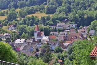 Eine Luftaufnahme von der Ortschaft Morsbach mit Häusern, Kirche und Wald | © Touristikgemeinschaft Hohenlohe e. V. | Andi Schmid