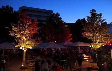 Veranstaltung im Biergarten am Kocher bei Abend mit Beleuchtung und Gästen | © Touristikgemeinschaft Hohenlohe e.V. | Biergarten am Kocher, Künzelsau