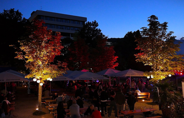 Veranstaltung im Biergarten am Kocher bei Abend mit Beleuchtung und Gästen | © Touristikgemeinschaft Hohenlohe e.V. | Biergarten am Kocher, Künzelsau