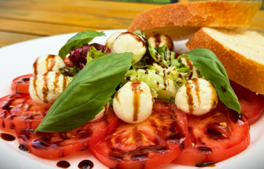 Caprese Salat mit Tomaten, Mozzarella, Basilikum und zwei Scheiben Baguette | © Touristikgemeinschaft Hohenlohe e.V. | Biergarten am Kocher in Künzelsau