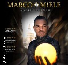 Ein Mann hält eine leuchtende Kugel vor einem unscharfen Hintergrund. Oben steht 'Marco Miele Magie Hautnah'. | © links im Bild