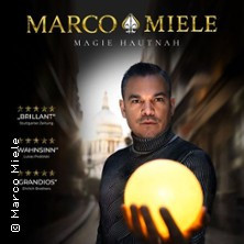 Ein Mann hält eine leuchtende Kugel vor einem unscharfen Hintergrund. Oben steht 'Marco Miele Magie Hautnah'. | © links im Bild
