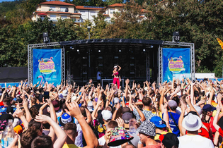 Eine  große Menschenmenge feiert gemeinsam vor einer Bühne. Die Künstlerin steht auf dieser Bühne. | © Mallorca Sommer Festival