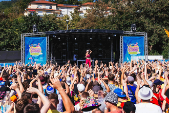 Eine  große Menschenmenge feiert gemeinsam vor einer Bühne. Die Künstlerin steht auf dieser Bühne. | © Mallorca Sommer Festival