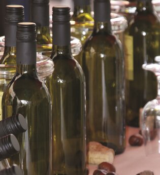 Flaschen und Gläser auf einem Tisch | © Maria Zimmermann