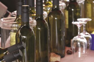 Flaschen und Gläser auf einem Tisch | © Maria Zimmermann