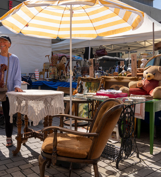 Besucherin und Standbetreiber verhandeln über einen Stuhl | © Heilbronn Marketing GmbH