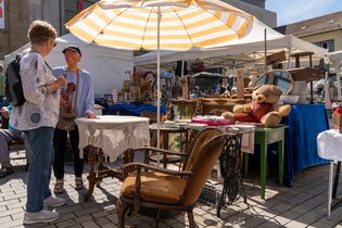 Besucherin und Standbetreiber verhandeln über einen Stuhl | © Heilbronn Marketing GmbH