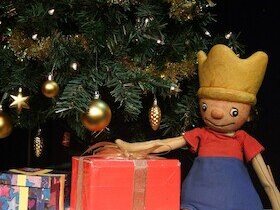 Marotte Theater Plakat mit Königspuppe vor Weihnachtsbaum zu sehen | © Kulturforum Brackenheim e. V.