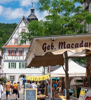 Beim Krämermarkt verteilen sich Marktstände in der Hauptstraße