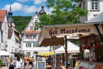 Beim Krämermarkt verteilen sich Marktstände in der Hauptstraße