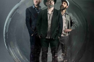 Die drei Musiker des Matti Klein Trios stehen in einer großen Blase.