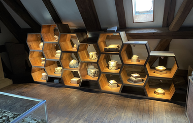 Wabenholzregal mit Steinhauerarbeiten vor Fachwerkwand | © Bürgerverein Schmie e.V.