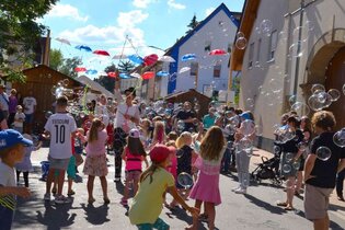 Kinder mit Seifenblasenkünstler
