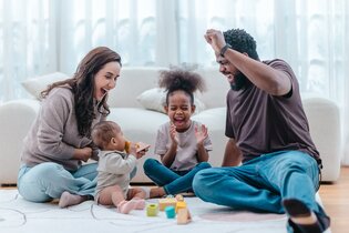 Mehrsprachig erziehen - mit Klarheit und Freude | © AdobeStock_spaceoak