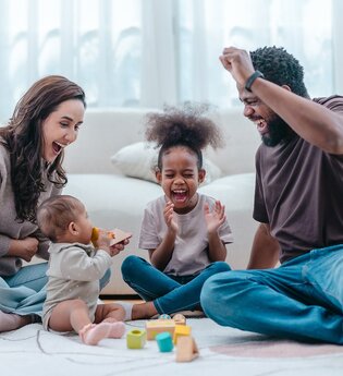 Mehrsprachigkeit in der Familie – ein erster Einstieg | © AdobeStock_spaceoak