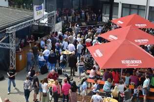 Menschen auf einem Straßenfest
