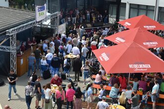 Menschen auf einem Straßenfest