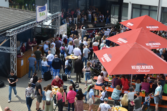 Menschen auf einem Straßenfest