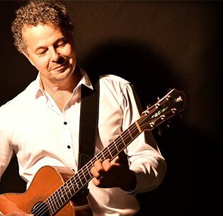 Der Künstler Jürgen Ferber mit seiner Gitarre.