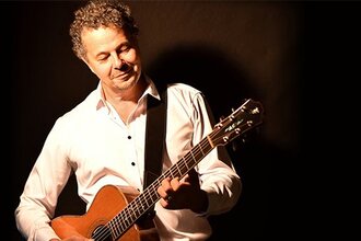 Der Künstler Jürgen Ferber mit seiner Gitarre.