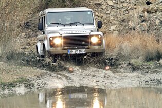 Zwei Personen fahren mit einem Land Rover durch eine Matschgrube | © Touristikgemeinschaft Hohenlohe e.V. | Trends Intelligente Incentives GmbH + Co. KG/Reiner Kraus